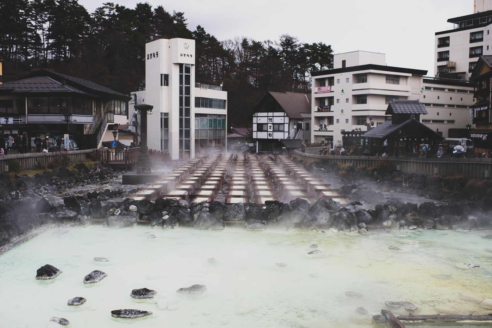 湯けむりの立ちのぼる山あいの風景